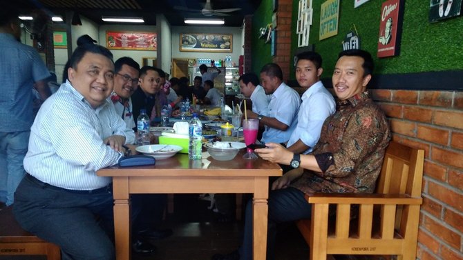 menpora imam nahrawi makan di kantirn