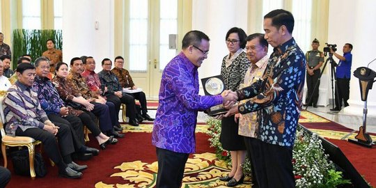 Diserahkan Jokowi, Bupati Anas terima Anugerah Dana Rakca