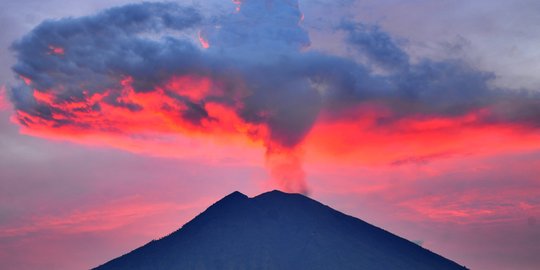 Gempa bumi picu bertambahnya produksi magma Gunung Agung