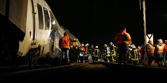 Tanah ambles, penumpang kereta api tujuan Bandung dioper naik bus