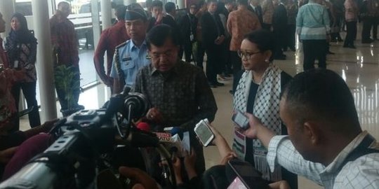 Tunjukkan dukungan dari Indonesia, Menlu Retno pakai syal Palestina