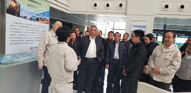 direktur utama pt pln sofyan basri saat mengunjungi ninghai power plant di ningbo china