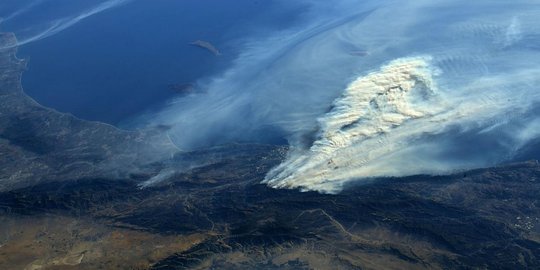 Penampakan dahsyatnya kebakaran hutan California dari luar angkasa