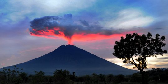 Gunung Agung erupsi lagi, aliran lava diameter 900 meter penuhi kawah