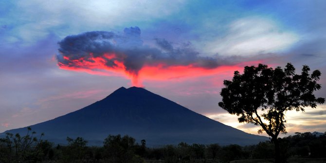  Gunung Agung  erupsi lagi aliran lava diameter 900 meter 