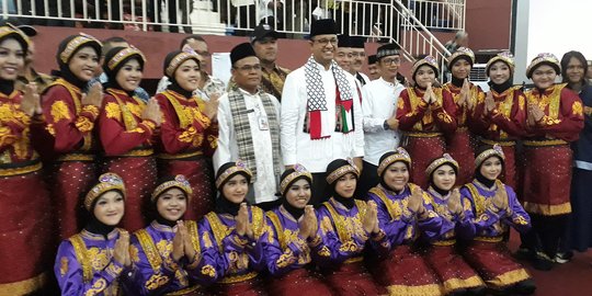 Pakai syal bendera Palestina, Anies dukung langkah tegas Jokowi