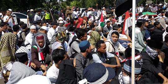 Soal pernyataan Trump, massa kibarkan bendera Palestina raksasa depan Kedubes AS