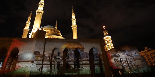 Ketika masjid dan katedral di Lebanon diterangi cahaya bergambar Yerusalem