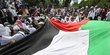 Protes Trump, umat Islam bentangkan bendera Palestina di depan Kedubes AS