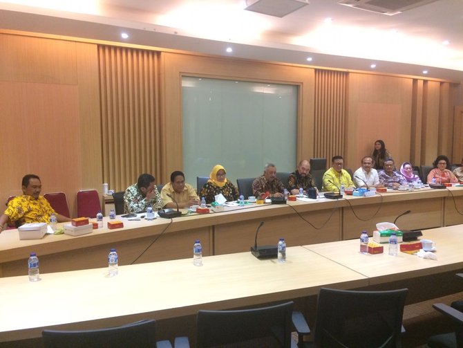 agung laksono pimpin rapat dengan dpd i golkar