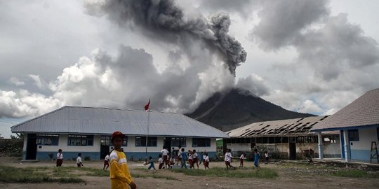 Gunung Sinabung lontarkan abu vulkanik setinggi 3 Km