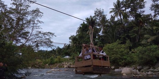 Perjuangan siswa SD di Pesisir Selatan seberangi sungai demi sekolah