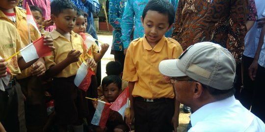 Cara Mendikbud hibur para siswa yang sekolahnya terdampak banjir Gunungkidul