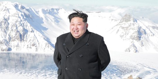 Senangnya Kim Jong-un saat 'refreshing' ke gunung bersalju