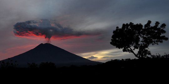 Gunung Agung 6 kali 'batuk', kepulan asap mencapai 2000 meter