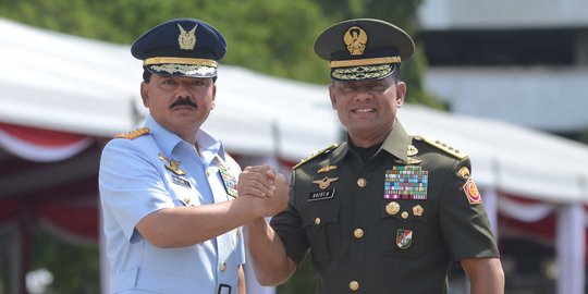 Salam komando Marsekal Hadi dan Jenderal Gatot dalam sertijab Panglima TNI