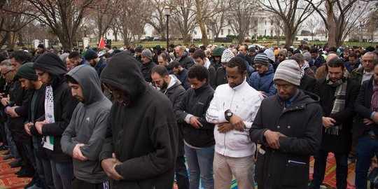 Kekhusyukan muslim AS salat di depan Gedung Putih