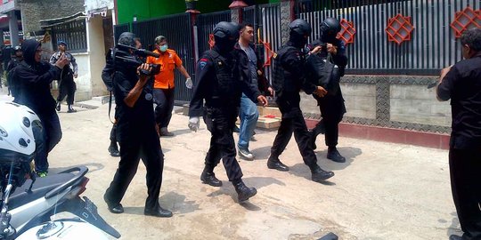 Densus 88 tangkap seorang terduga teroris di Ampel Kembang Surabaya