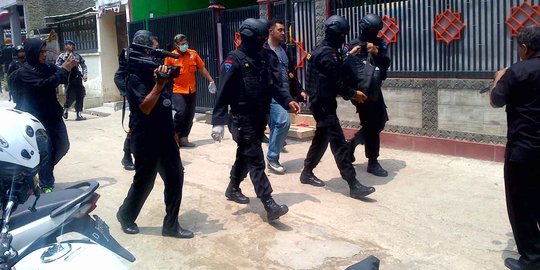 Polisi temukan 2 koper dokumen terkait ISIS di kediaman terduga teroris Surabaya