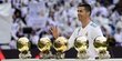 Semringahnya Ronaldo pose bareng lima trofi Ballon d'Or 2017