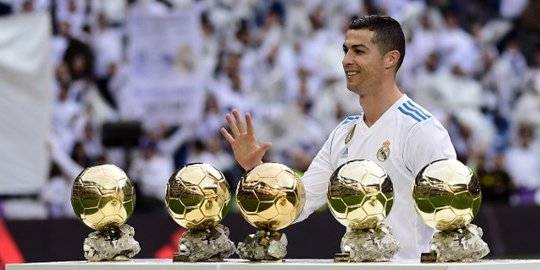 Semringahnya Ronaldo pose bareng lima trofi Ballon d'Or 2017