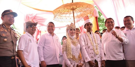 Ajak dua menteri, Bupati Dedi Mulyadi mendadak jadi juru sawer pernikahan warga