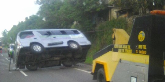 Bus sekolah terguling di Tol Serpong, 5 siswa luka-luka