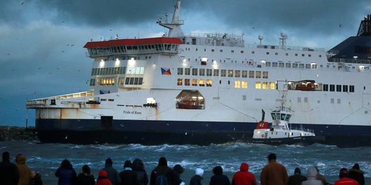 Cuaca buruk, kapal ferry Prancis berpenumpang ratusan orang kandas