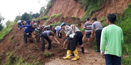 Hujan lebat, tebing di Lereng Gunung Lawu longsor hingga tutup jalan