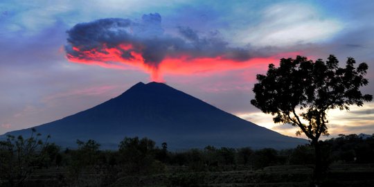 Gunung Agung terpantau tenang meski terus erupsi