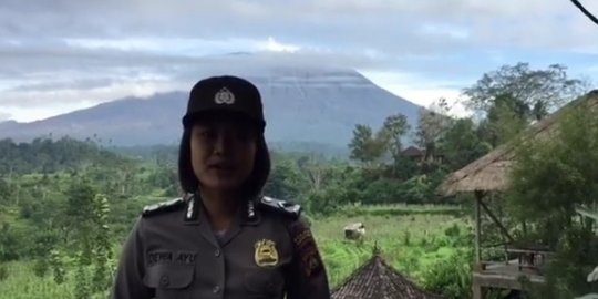 Polwan Karangasem jadi presenter untuk update Gunung Agung via sosmed