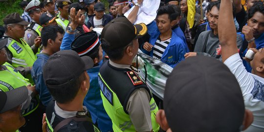 Demo protes Donald Trump di dekat Konjen AS, mahasiswa dan polisi saling dorong