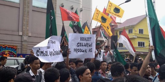 Protes Trump, mahasiswa demo Konjen AS di Medan