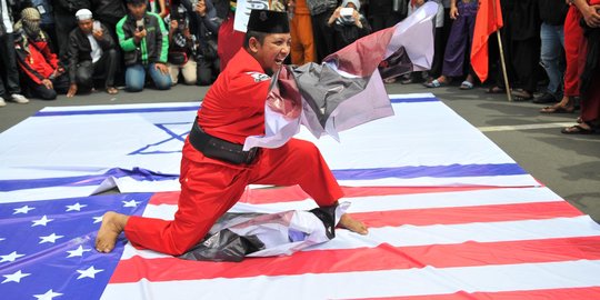 Aksi silat para jawara Betawi warnai demo di Kedubes AS