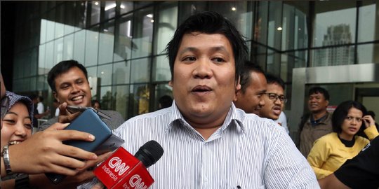 Senyuman sopir Novanto usai diperiksa KPK