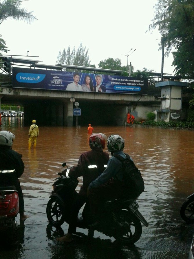 Hujan deras sejak siang, begini kondisi ruas jalanan ibu 