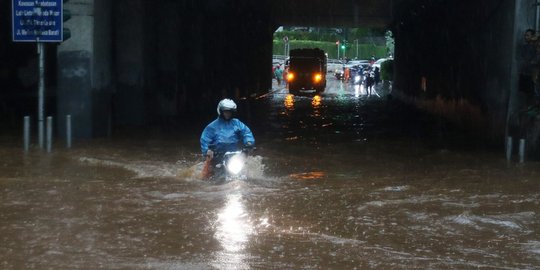 Aksi nekat pengendara terobos banjir underpass Dukuh Atas