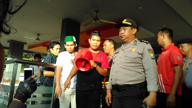 hmi segel restoran cepat saji di makassar