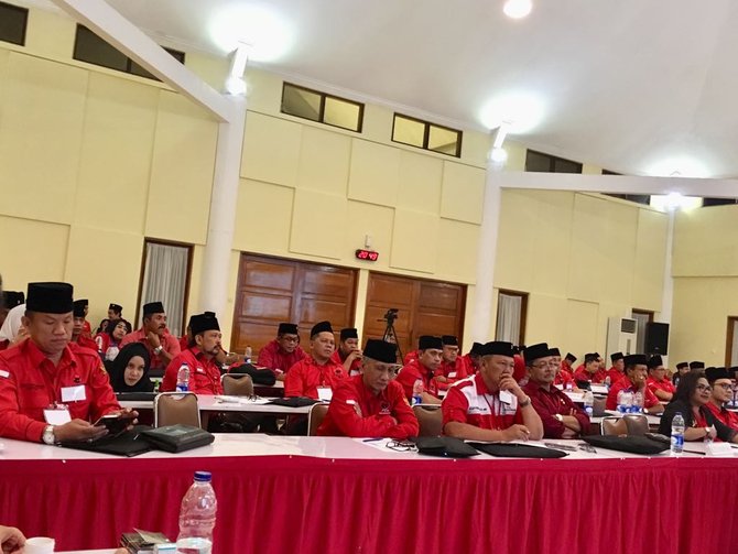 hasto dan para calon kepala daerah dari pdip