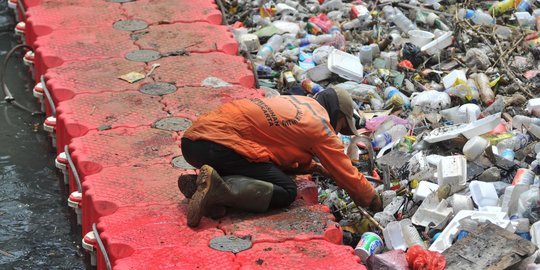 Antisipasi banjir, pasukan oranye pasang bendungan sampah di Kali Cipinang