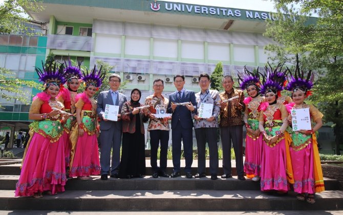 ceo asiana airlines kim soo cheon memberikan pengiriman gratis buku bacaan ke king sejong institute ksi di jakarta