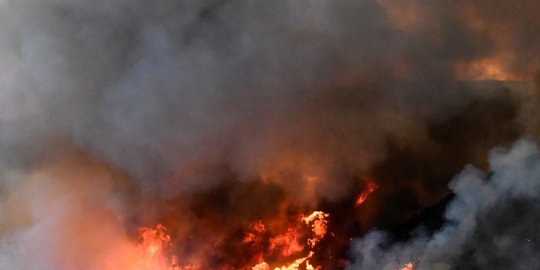 Gudang lilin di Jakarta Utara terbakar, belasan damkar 