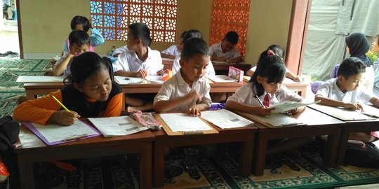 Siswa SD korban bencana Wonogiri terpaksa jalani UAS di musala