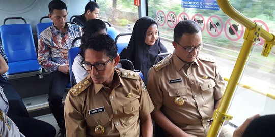 Ketika Anies diwawancara, Sandiaga sibuk memoles bibir pakai pelembab