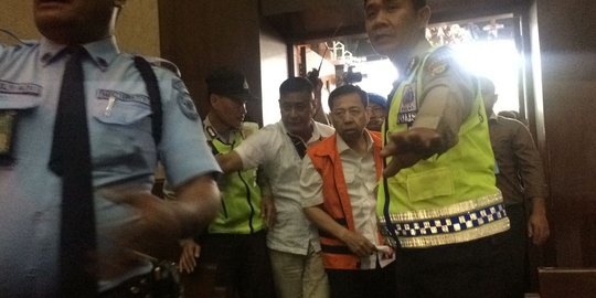 Memakai rompi KPK, Setya Novanto hadiri sidang perdana e-KTP