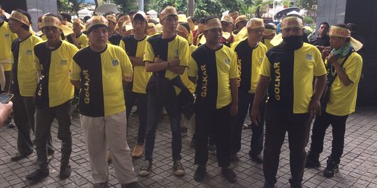 Berpakaian kuning-hitam, pendukung Setnov ramaikan sidang di Pengadilan Tipikor