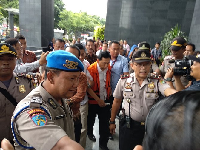 setnov hadiri sidang dipapah