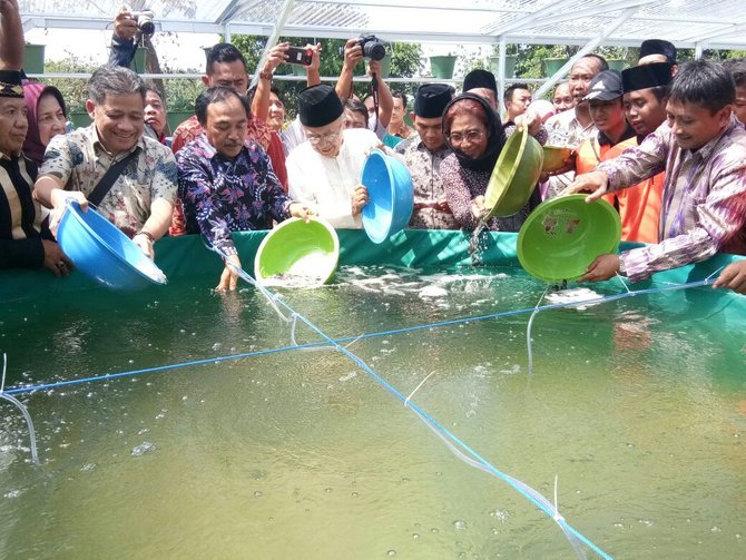 menteri susi pudjiastuti saat tebar perdana benih lele budidaya sitem bioflok di jombang