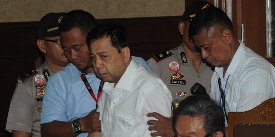 Ekspresi lesu Setnov saat jalani sidang perdana kasus e-KTP