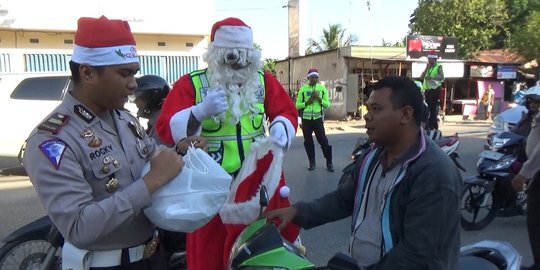 Sinterklas bagi-bagi hadiah untuk pelanggar lalu lintas di Kupang